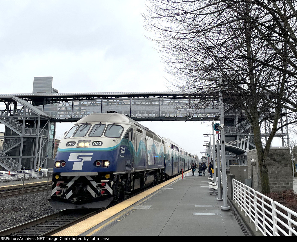 Sounder Train # 1509, with an MP36 unit on the point, arrives into the Kent Station heading to Tacoma Dome Station